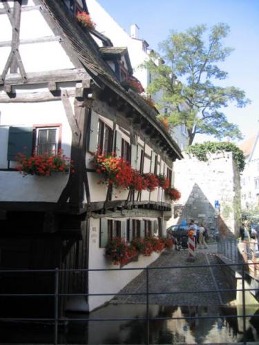 Schiefes Haus