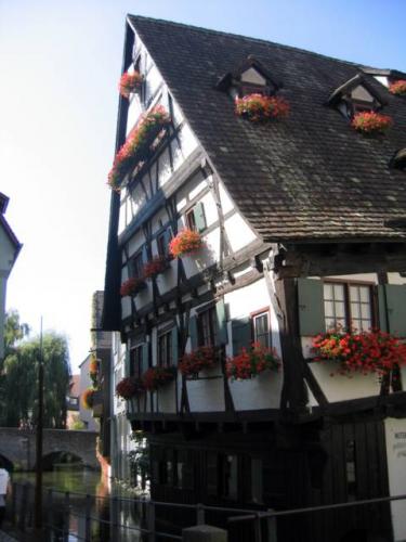 Schiefes Haus