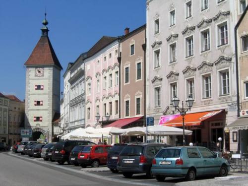Stadtplatz, Ledererturm