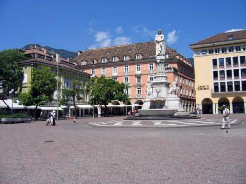 Dominikanerplatz ~ Piazza Domenicani